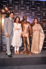 Dimple Kapadia, Zeenat Aman, Akshay Kumar, Twinkle Khanna at Rajesh Khanna_s statue unvieled in Taj Land_s End, Mumbai on 10th Aug 2013 (98).JPG
